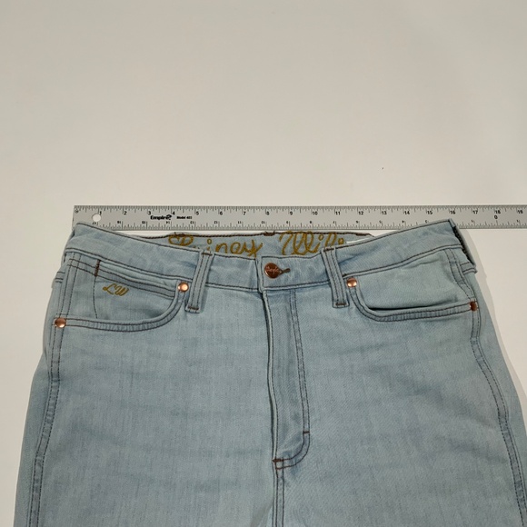 NEW 32X34 Wrangler x Lainey Wilson® Ladies' Boot Hugger Jeans in Bleach - Picture 8 of 11
